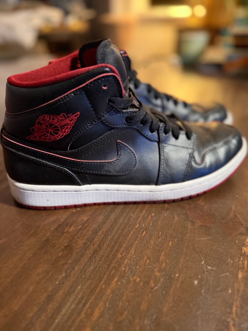 Nike Air Jordan 1 Mid Bred Mid HiTop Sneakers - Size 9